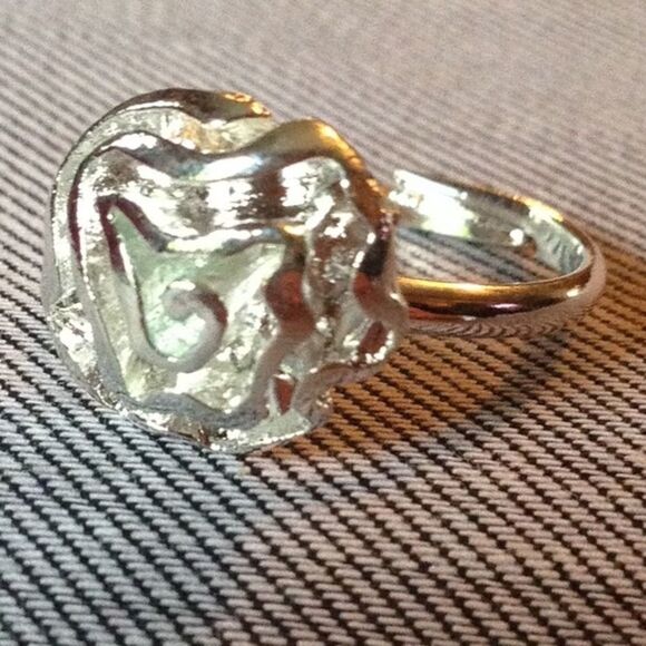(D1) Pretty Ring - Picture 1 of 4